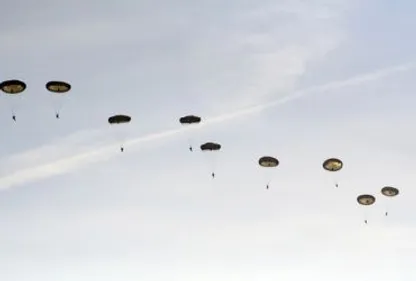 Caylus : un millier de parachutistes en exercice