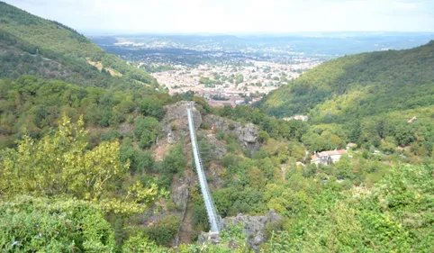 Voyage au dessus du vide : la passerelle de Mazamet est prête !