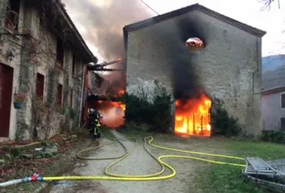 Un batiment agricole détruit à Aiguefonde.