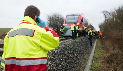 Un jeune homme se jette sous un train