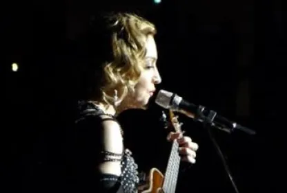 Madonna chante "La Vie En rose" lors d'un concert