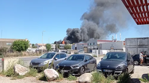 Perpignan : d'épaisses fumées noires visibles dans le ciel après un...