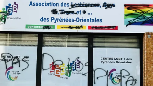 Le centre LGBT+66 de Perpignan recouvert de tags homophobes