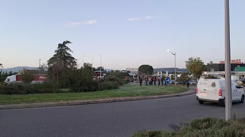TARN: quelques manifestants au rond-point de la zone de Mélou à...