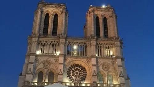 Les bougies officielles de la Cathédrale Notre Dame de Paris,...