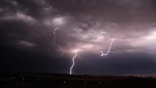 De violents orages ont éclaté ce mercredi dans la soirée sur le...