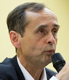 Béziers: le maire Robert Ménard, convoqué pour avoir refusé de...