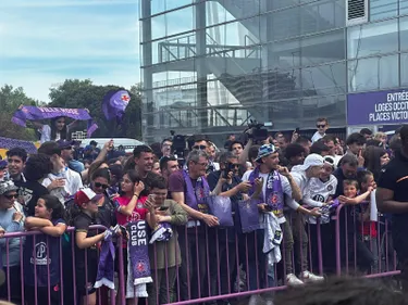 DIAPORAMA. En route pour la finale : les supporters violets ont...
