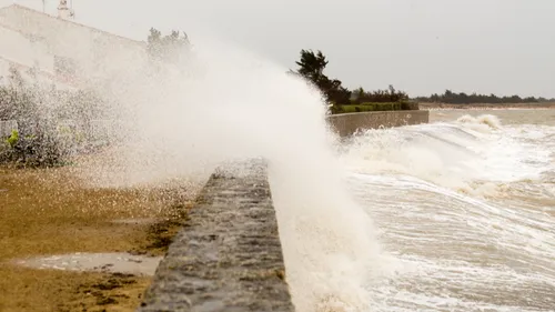 Vents violents, vagues-submertion: Météo France émet plusieurs...