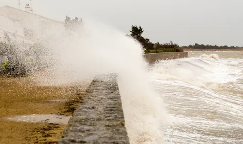 Vents violents, vagues-submertion: Météo France émet plusieurs...