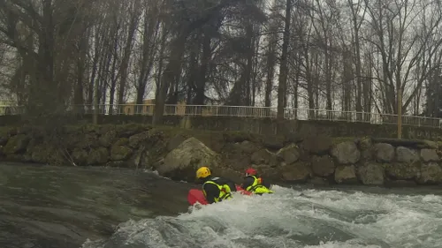   Hautes-Pyrénées: un touriste chute dans une rivière sous les yeux...