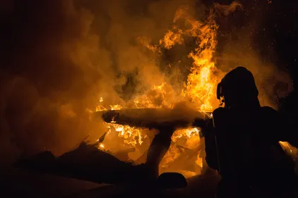 Une dizaine de voitures incendiées dans la nuit à Elne, un suspect...