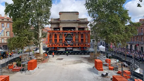 Historique. Opération déplacement du monument aux morts réussie à...