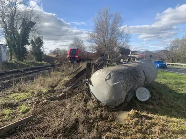 Labruguière. Un train percute la remorque d'un tracteur, trafic...