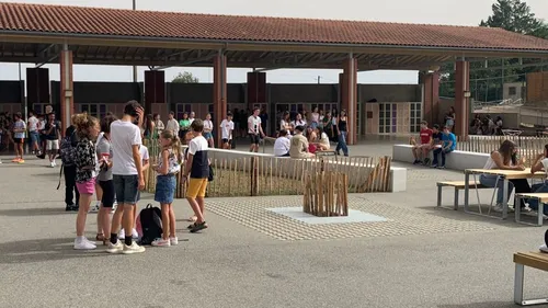 Pour ou contre les WC mixtes dans un collège près de Toulouse ?