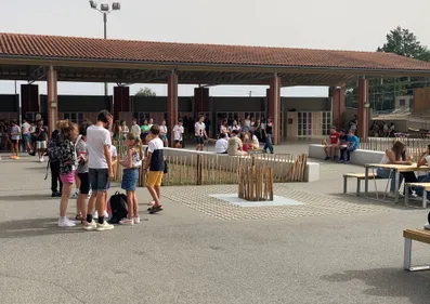 Pour ou contre les WC mixtes dans un collège près de Toulouse ?