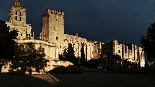 Idée sortie : des circuits nocturnes insolites pour visiter Avignon...