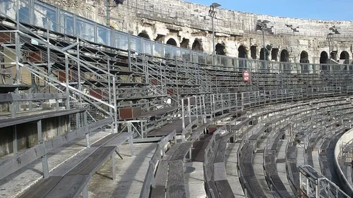 Nîmes : Une impressionnante intervention des pompiers au sommet des...