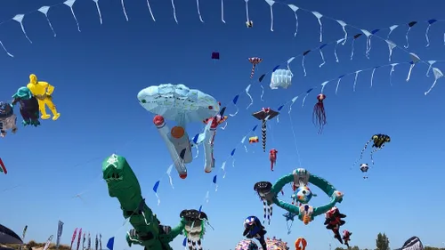 Près de Béziers : Un ballet de cerfs-volants dans le ciel lors du...