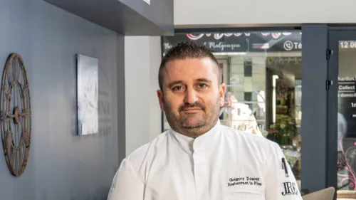 Pompier devenu chef, Grégory brille dans le guide Michelin