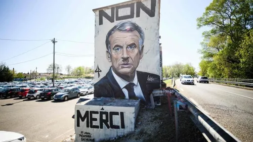 Avignon : une nouvelle fresque, avec Emmanuel Macron en Hitler