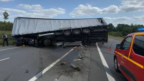 Choc entre deux poids lourds sur la RN24 : la circulation coupée...