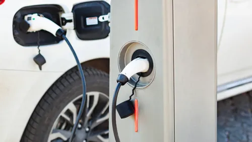 Voitures thermiques vs électriques : L'Assemblée nationale...