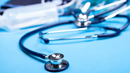 Mis en examen à Vannes, il exerce en Vendée comme médecin du travail