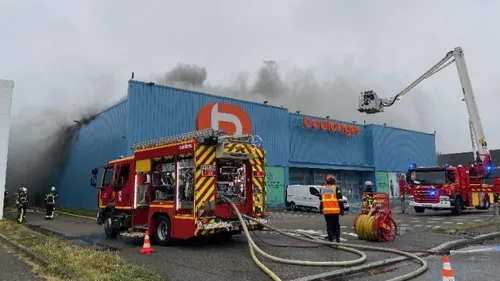 Rezé : une partie du magasin Boulanger a été détruite par un incendie