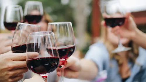 La consommation mondiale de vin atteint en 2024 son plus bas niveau...
