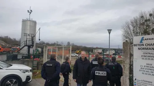Val-de-Reuil : le site Lafarge pris pour cible par des militants...