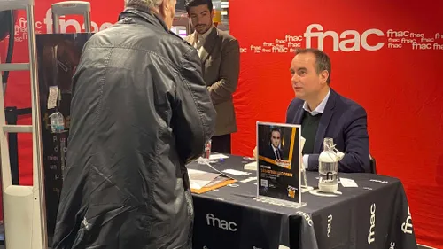 Sébastien Lecornu en dédicace à Saint-Marcel