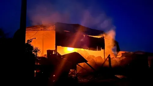 Un hangar "plein de foin" brûle en Sarthe