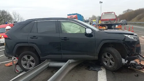 Sur l'A28, le SUV se retrouve à cheval sur les glissières centrales