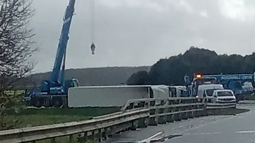 La Ferté-Bernard : le camion se renverse en abordant le rond-point