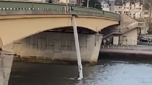 Rouen : un bras de grue encastré dans le pont