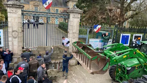 Sarthe : les agriculteurs murent l’entrée de la préfecture