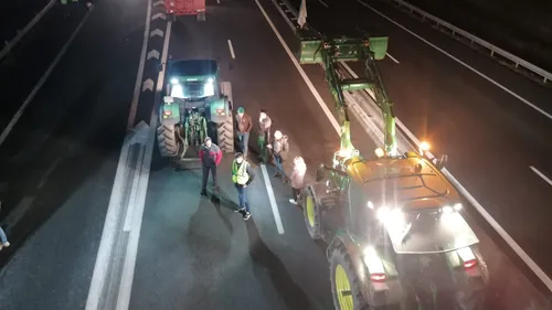 Des autoroutes bloquées par les agriculteurs en Sarthe