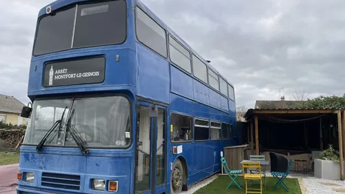 Sarthe : un bus anglais transformé en logement insolite