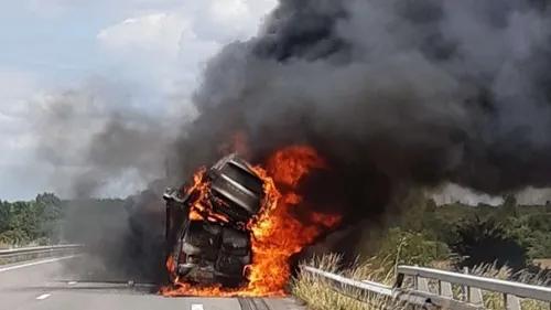 Chargé de voitures, le camion prend feu sur l'A28 aux portes d'Alençon