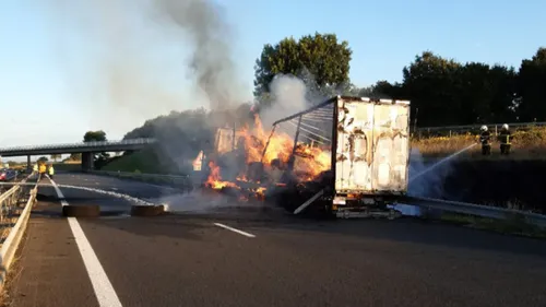 Poids-lourd en feu, l’A81 coupée entre Le Mans et Laval