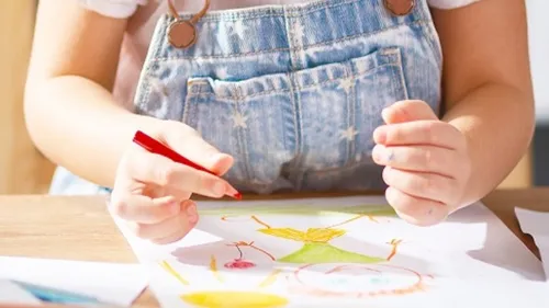 A Caen, l'hôpital invite les enfants à dessiner pour les patients