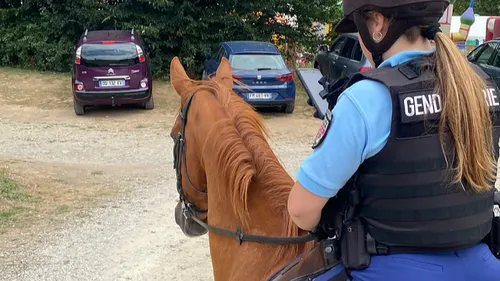 A Saint-Léonard-des-Bois, les gendarmes patrouillent à cheval