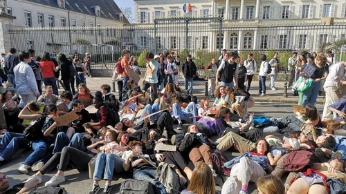 Blois : 200 jeunes défilent pour le climat