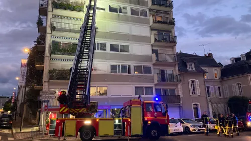 Blois : les pompiers déploient la grande échelle place Guerry