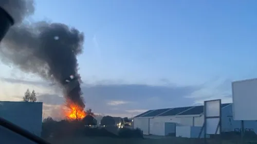 Sarthe : incendie en cours dans un bâtiment industriel
