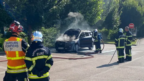 Evreux : une voiture en feu sur le parking d'une grande surface
