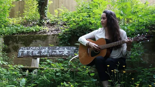 L'hymne à l'instant présent chanté par la Sarthoise Lola Baï