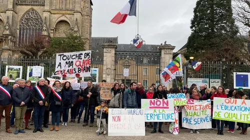 Le Mans : 150 manifestants contre les fermetures de classes