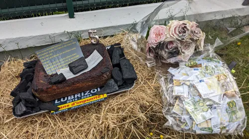 Un gâteau d'anniversaire brûlé pour les cinq ans de l'incendie de...